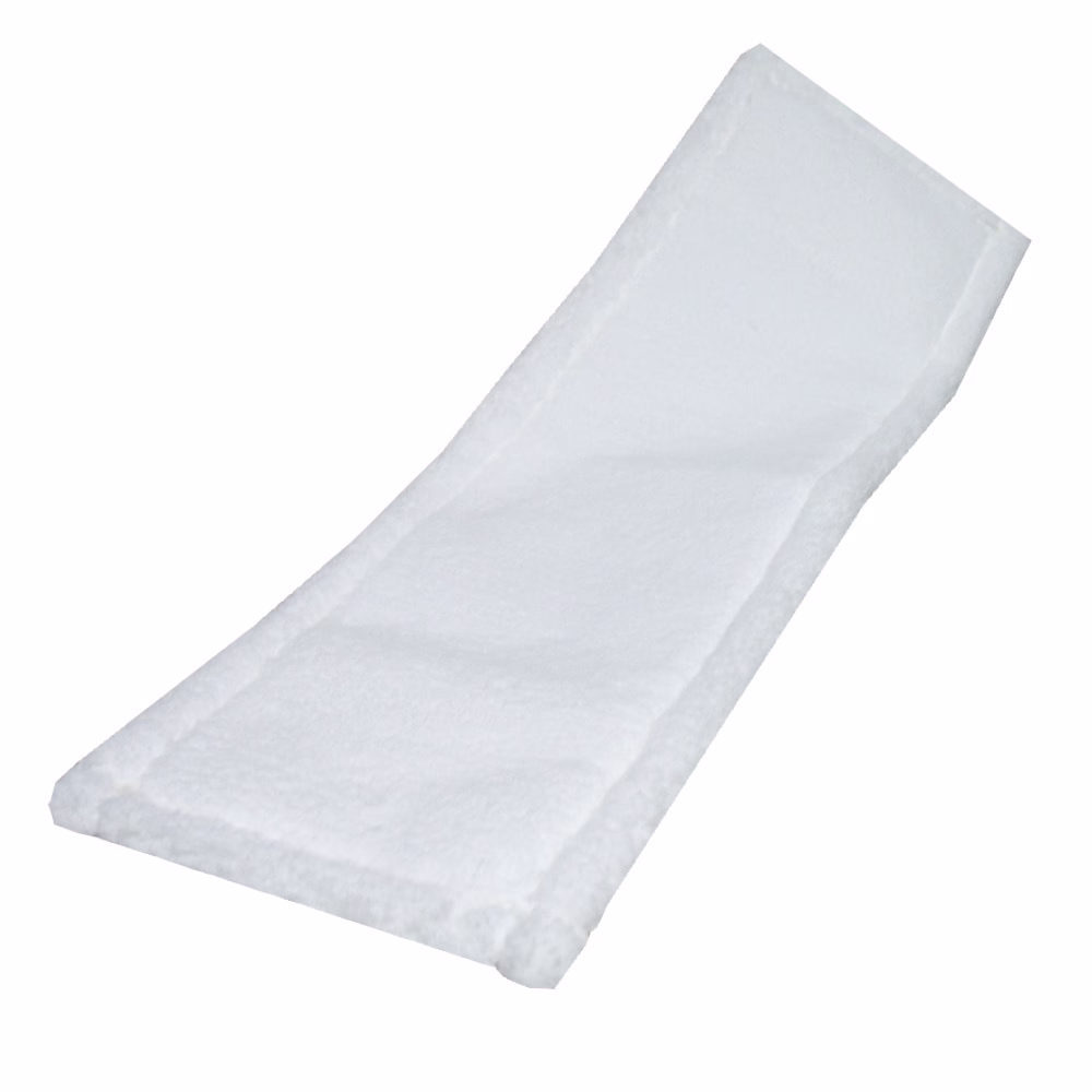 RZ_Web Dummy_RZ Feinfasermopp_1000x1000px_2019-08 Ein langer, flacher, weißer Streifen aus einem weichen Stoffmaterial. Die Ränder sind ordentlich genäht, und die Textur wirkt glatt, geeignet für die Verwendung als Reinigungspad oder Tuch. Er ist wahrscheinlich für Haushaltsreinigungsaufgaben wie Abstauben oder Wischen von Oberflächen gedacht.